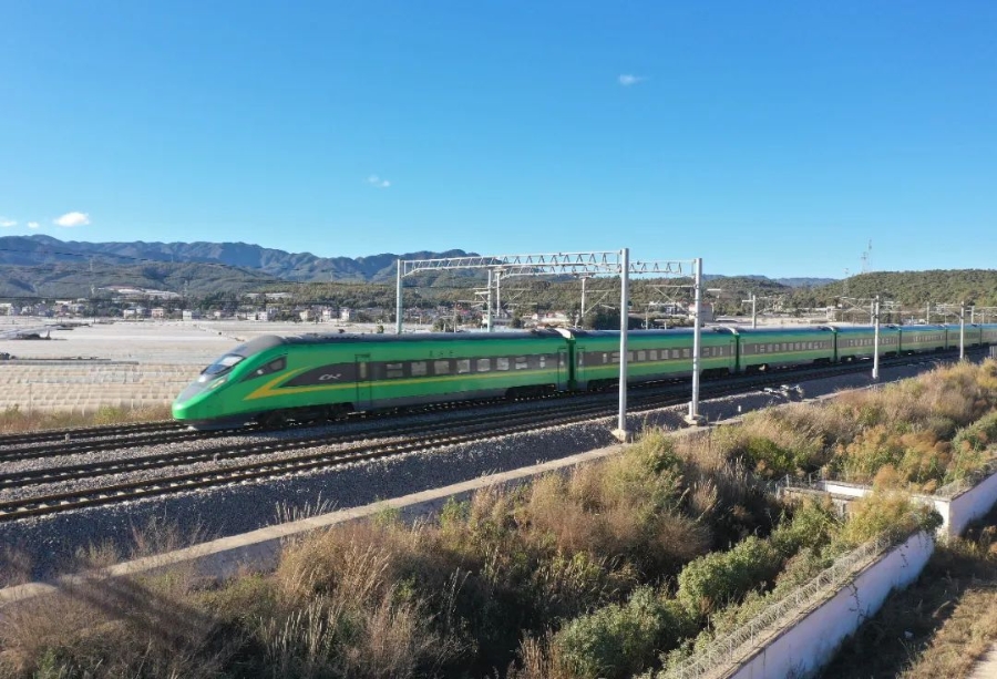 “复兴号”列车行驶在中老铁路昆明市晋宁区内 “复兴号”列车行驶在中老铁路昆明市晋宁区内